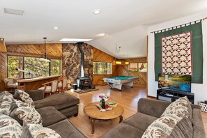 TV, fireplace - Lakeview cabin with BBQPool tableJetted tub (Fawnskin)