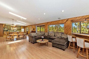 TV, fireplace - Lakeview cabin with BBQPool tableJetted tub (Fawnskin)