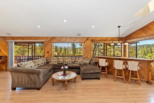 TV, fireplace - Lakeview cabin with BBQPool tableJetted tub (Fawnskin)