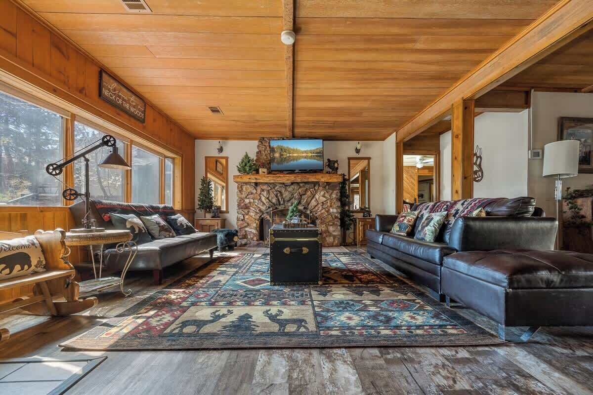 TV, fireplace, offices