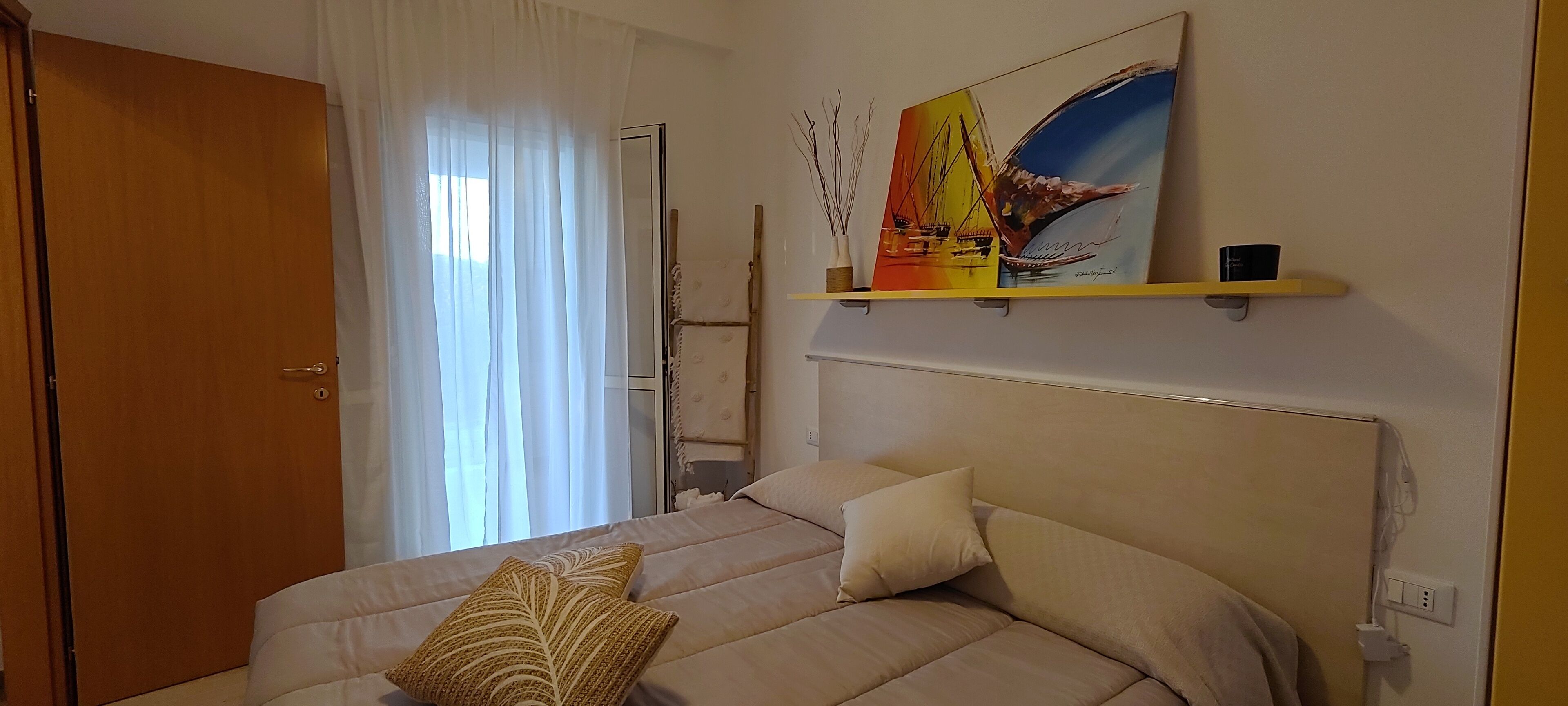 Iron/ironing board, bed sheets