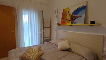 Iron/ironing board, bed sheets