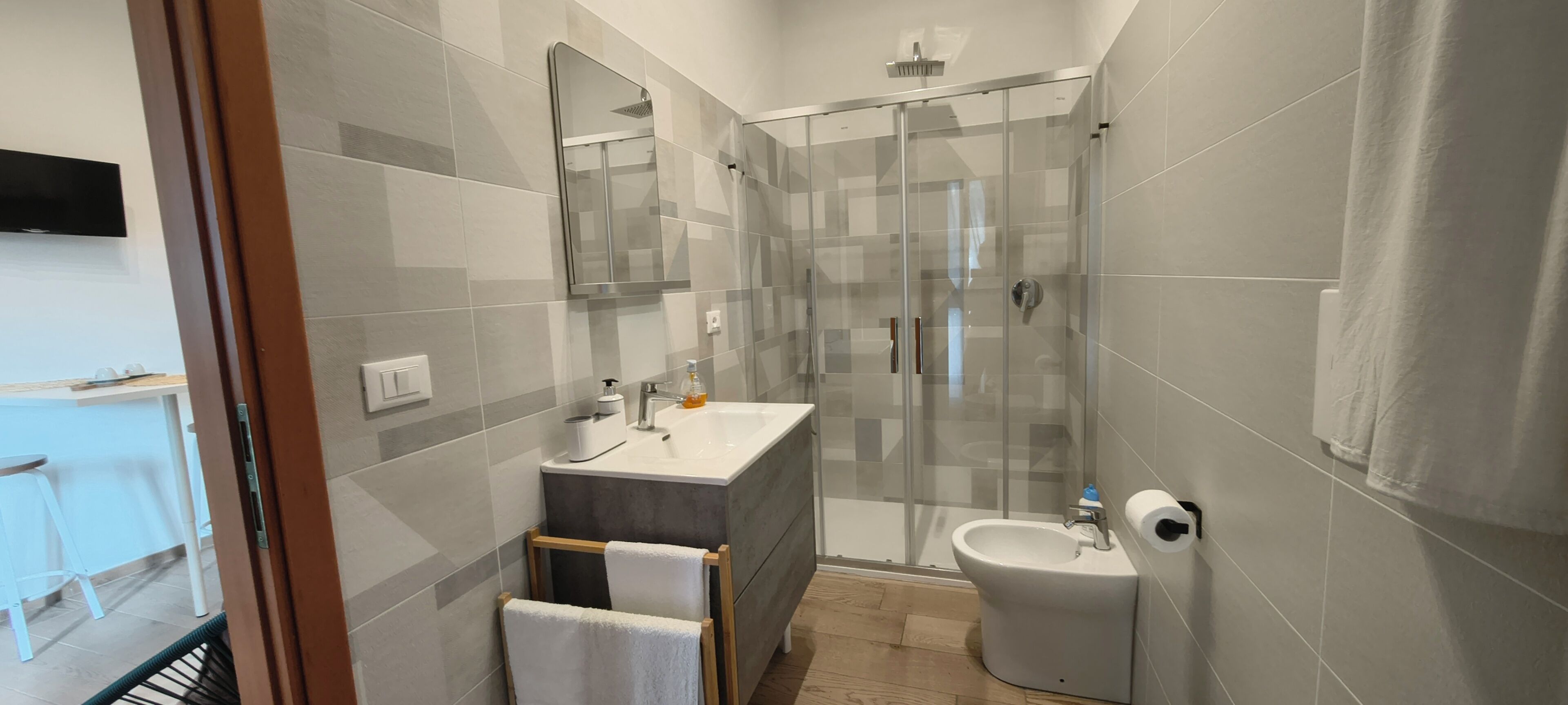 Dusche, Haartrockner, Bidet, Handtücher