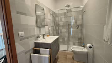 Dusche, Haartrockner, Bidet, Handtücher