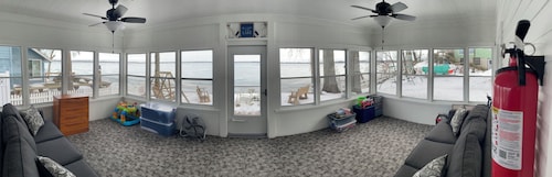 Newly Remodeled Lakefront 2-bedroom cottage - Best view on Clear Lake!