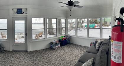 Newly Remodeled Lakefront 2-bedroom cottage - Best view on Clear Lake!