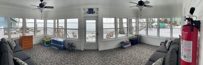 Newly Remodeled Lakefront 2-bedroom cottage - Best view on Clear Lake!