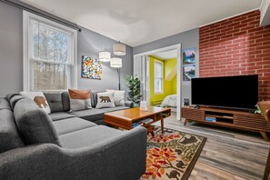 TV, books - Spacious 5BR Retreat - Duplex close to Attitash (Bartlett)