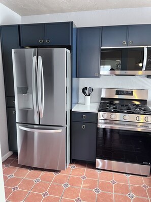 Private kitchen - Newly Renovated Midtown 2BR Duplex Charmer (Tucson)