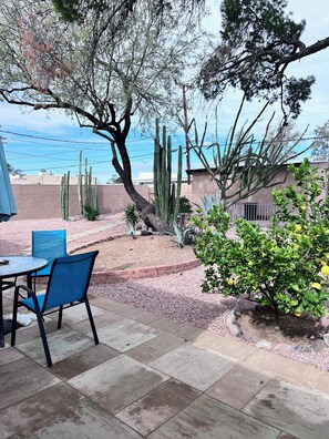 Outdoor dining - Newly Renovated Midtown 2BR Duplex Charmer (Tucson)