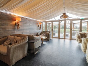 Living area - Oak Tree Cottage (Swansea)