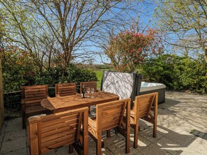 Outdoor dining - Oak Tree Cottage - Gower (Swansea)