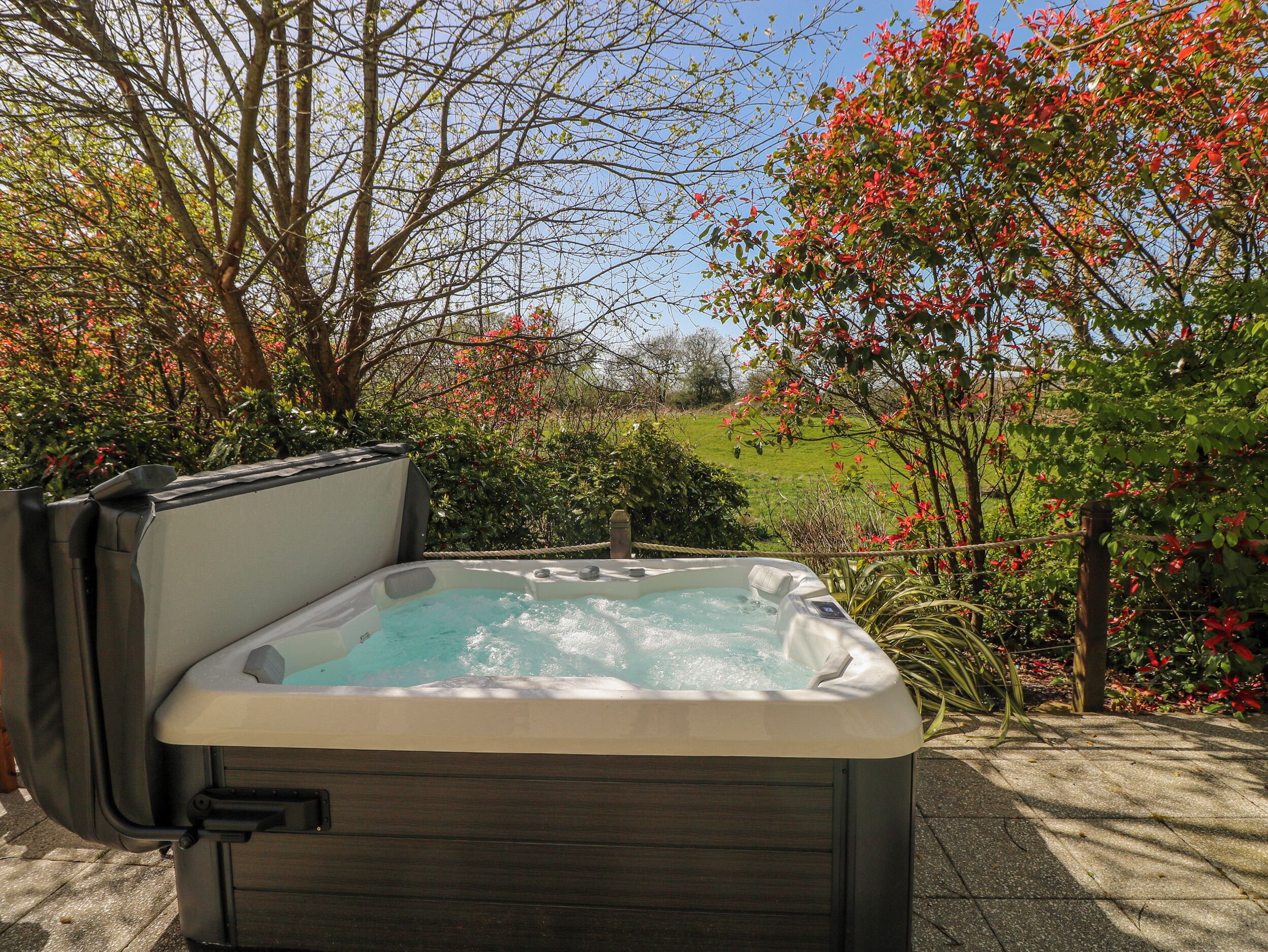 Cottage | Outdoor spa tub