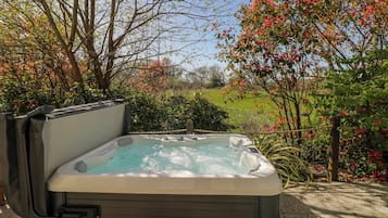 Cottage | Outdoor spa tub