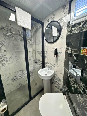 Rom – deluxe | Bad | Dusj, toalettartikler (inkludert), hårføner og håndklær