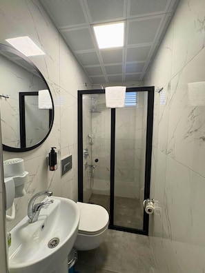 Douche, articles de toilette gratuits, sèche-cheveux