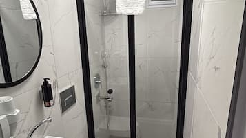 Douche, articles de toilette gratuits, sèche-cheveux