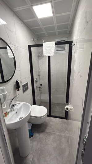 Dusj, toalettartikler (inkludert), hårføner og håndklær