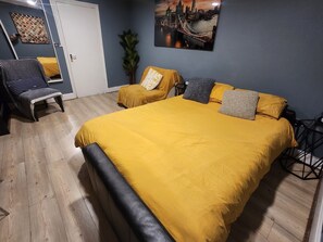 1 bedroom, iron/ironing board, WiFi, bed sheets - Large modern comfy apartment next to tube station (London)