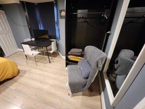 1 bedroom, iron/ironing board, WiFi, bed sheets - Large modern comfy apartment next to tube station (London)