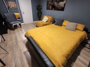 1 bedroom, iron/ironing board, WiFi, bed sheets - Large modern comfy apartment next to tube station (London)