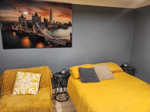1 bedroom, iron/ironing board, WiFi, bed sheets - Large modern comfy apartment next to tube station (London)
