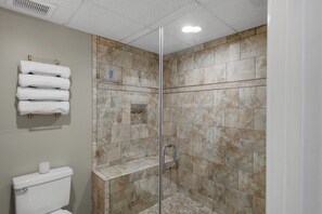Douche, sèche-cheveux, serviettes fournies, savon