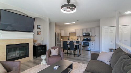 Dreamy 2-bedroom Saddlerock condo