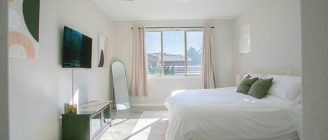 Tabla de planchar con plancha, wifi y ropa de cama