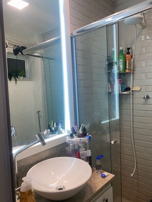 Haartrockner, Handtücher, Seife, Toilettenpapier