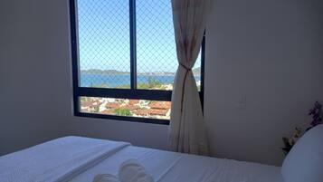 Apartemen Deluks, jet tub, pemandangan pantai | 3 kamar tidur, seprai premium, dan didekorasi berbeda-beda