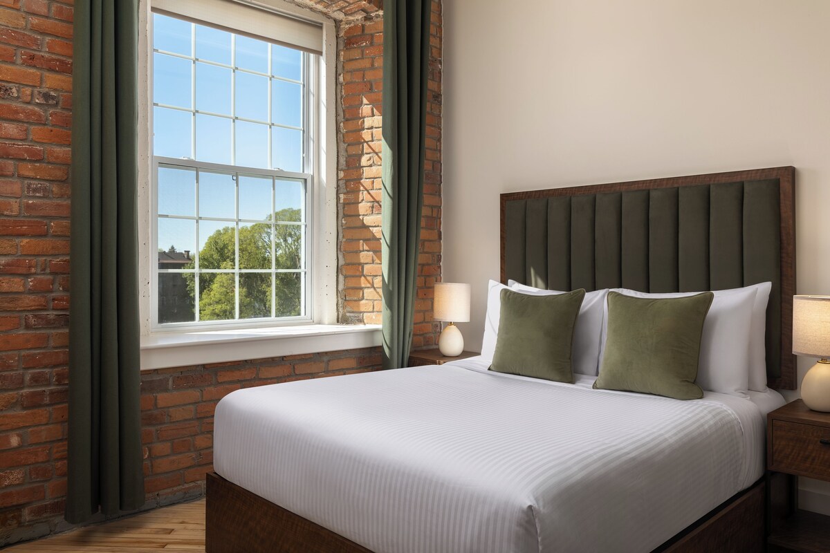 Suite, 1 Bedroom, Mobility Accessible | Laptop workspace, WiFi (free), bed sheets