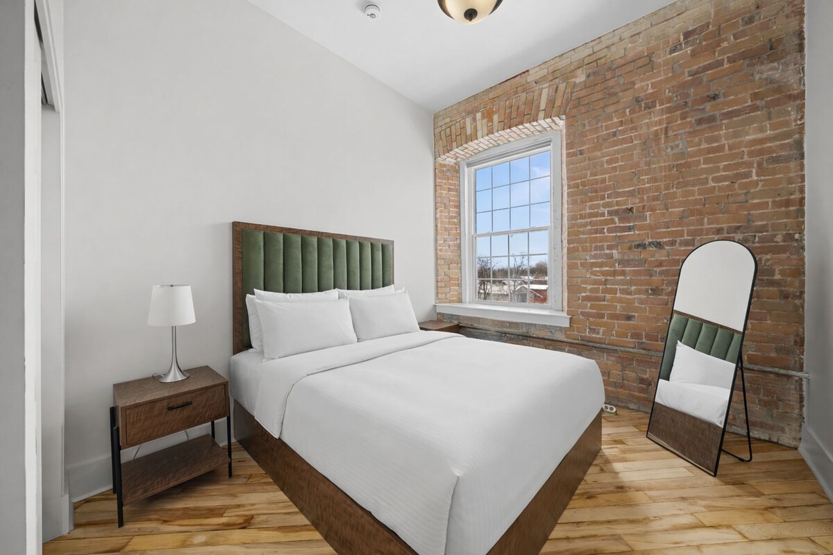 Suite, 1 Bedroom | Laptop workspace, WiFi (free), bed sheets