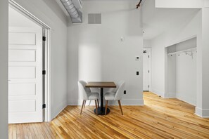 Room, 1 King Bed with Sofa bed | Dining