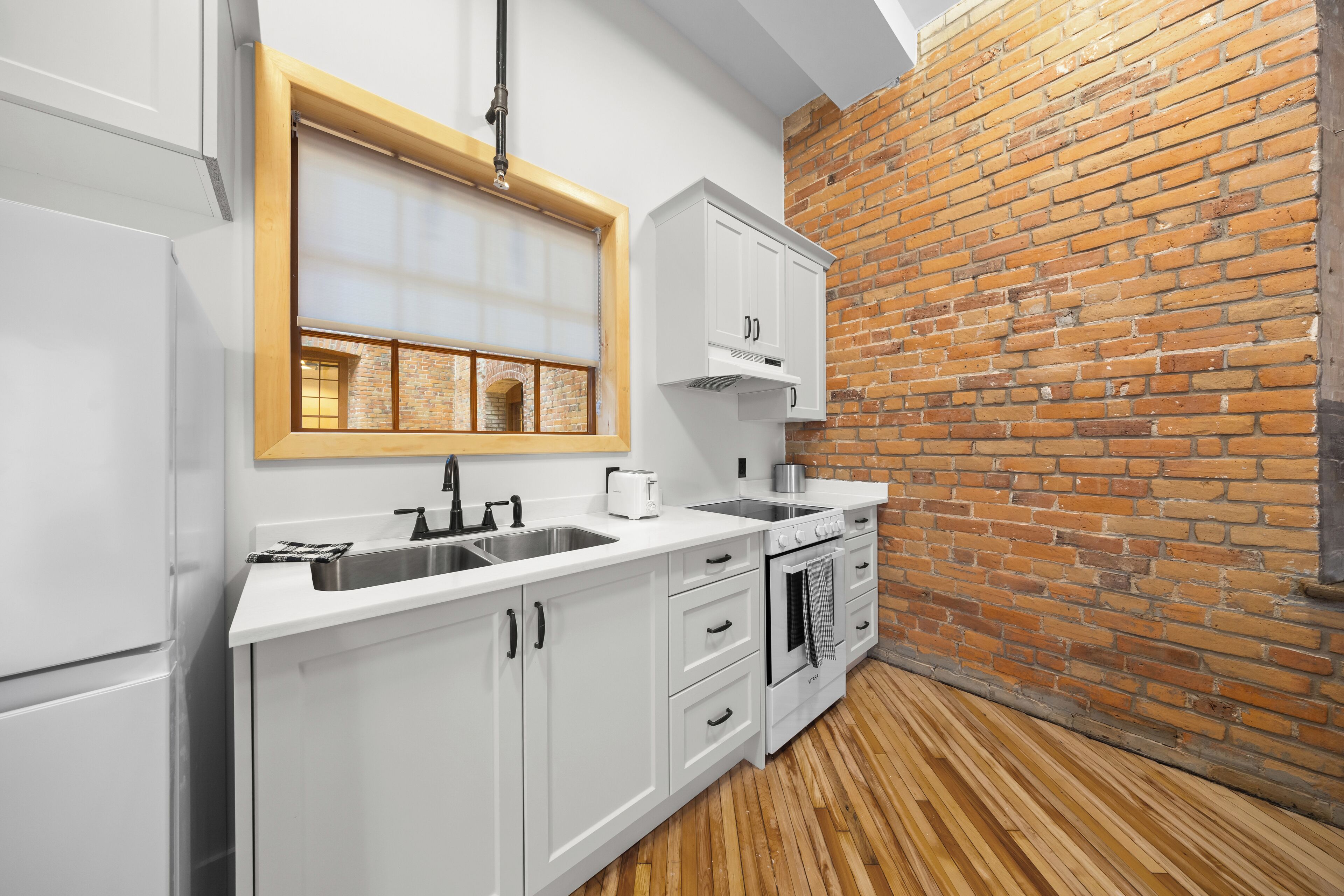 Refrigerador con congelador, horno, parrilla de estufa y lavavajillas 