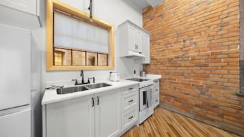 Refrigerador con congelador, horno, parrilla de estufa y lavavajillas