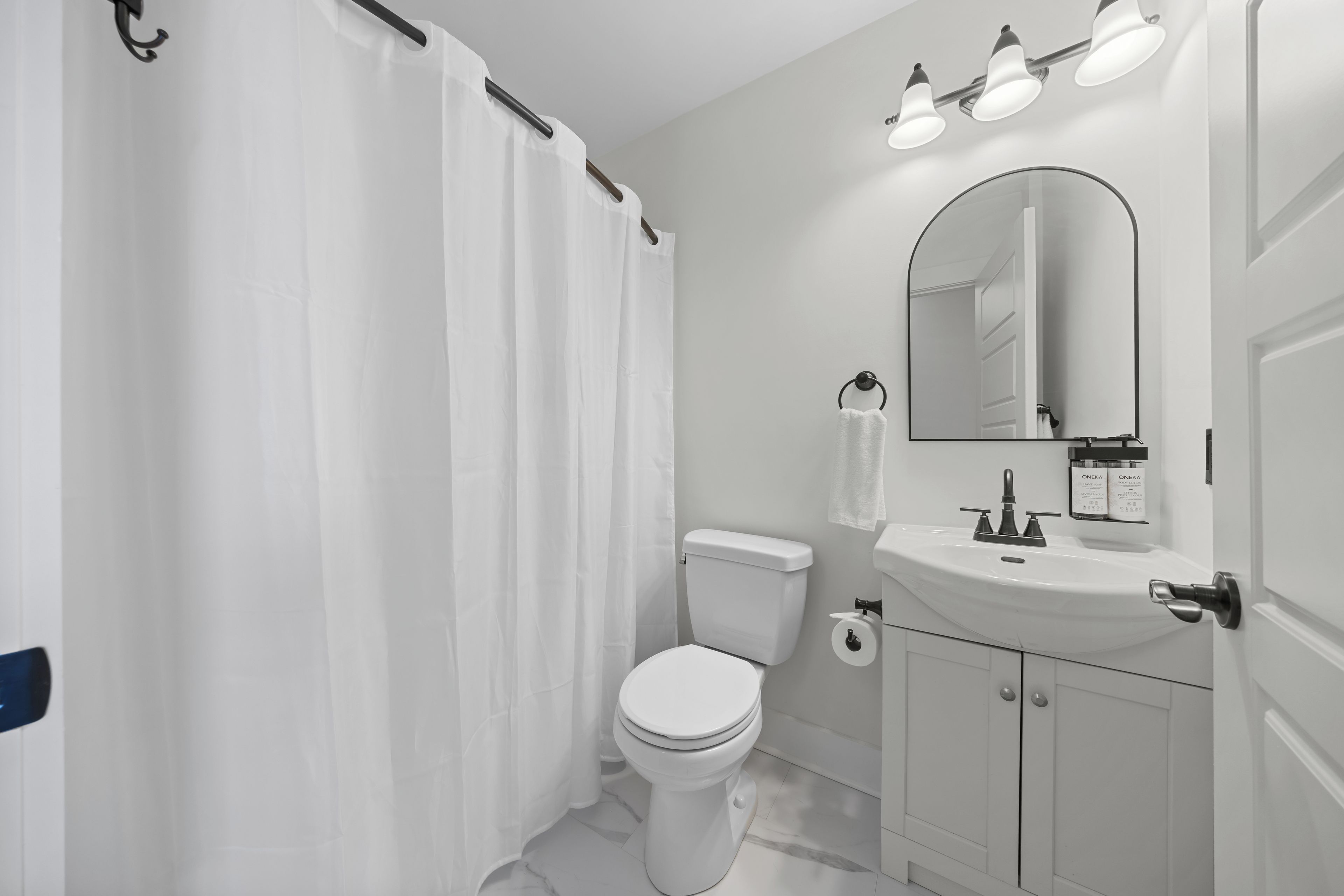 Studio, 1 King Bed, Kitchen | Bathroom