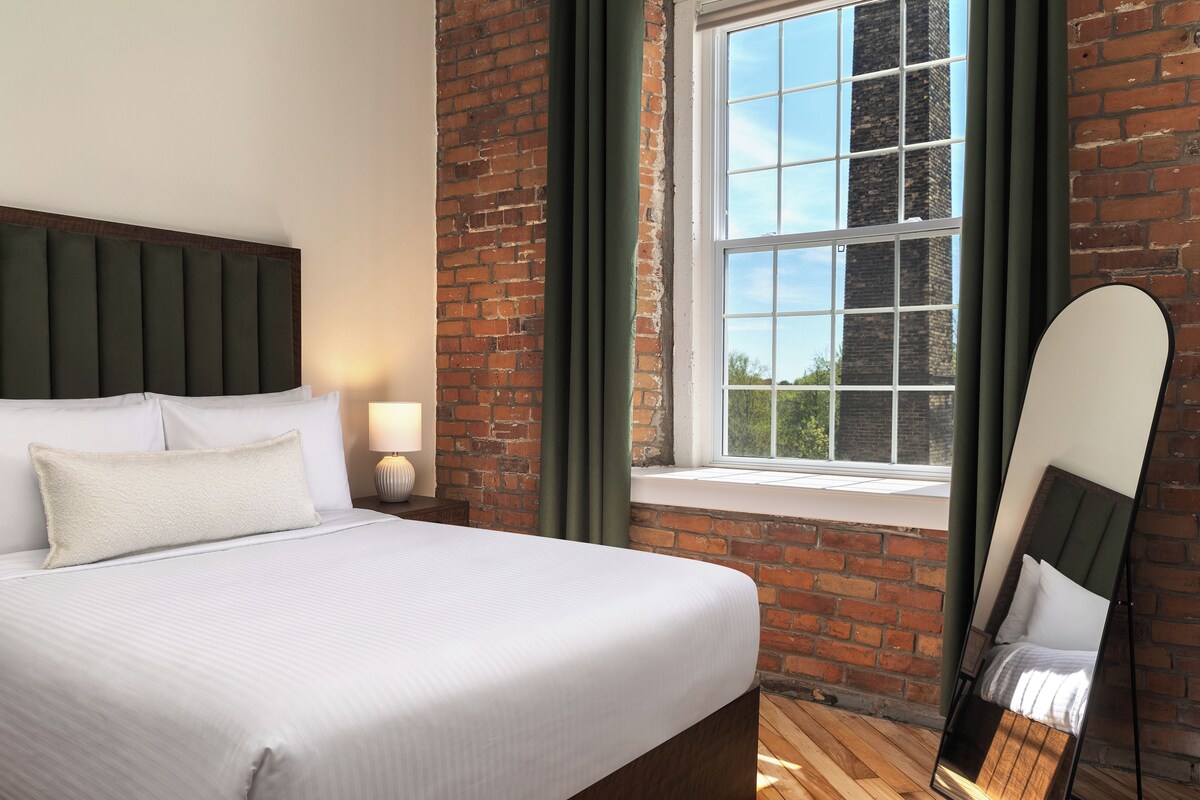 Kamer, 1 queensize bed met slaapbank | Een laptopwerkplek, gratis wifi, beddengoed