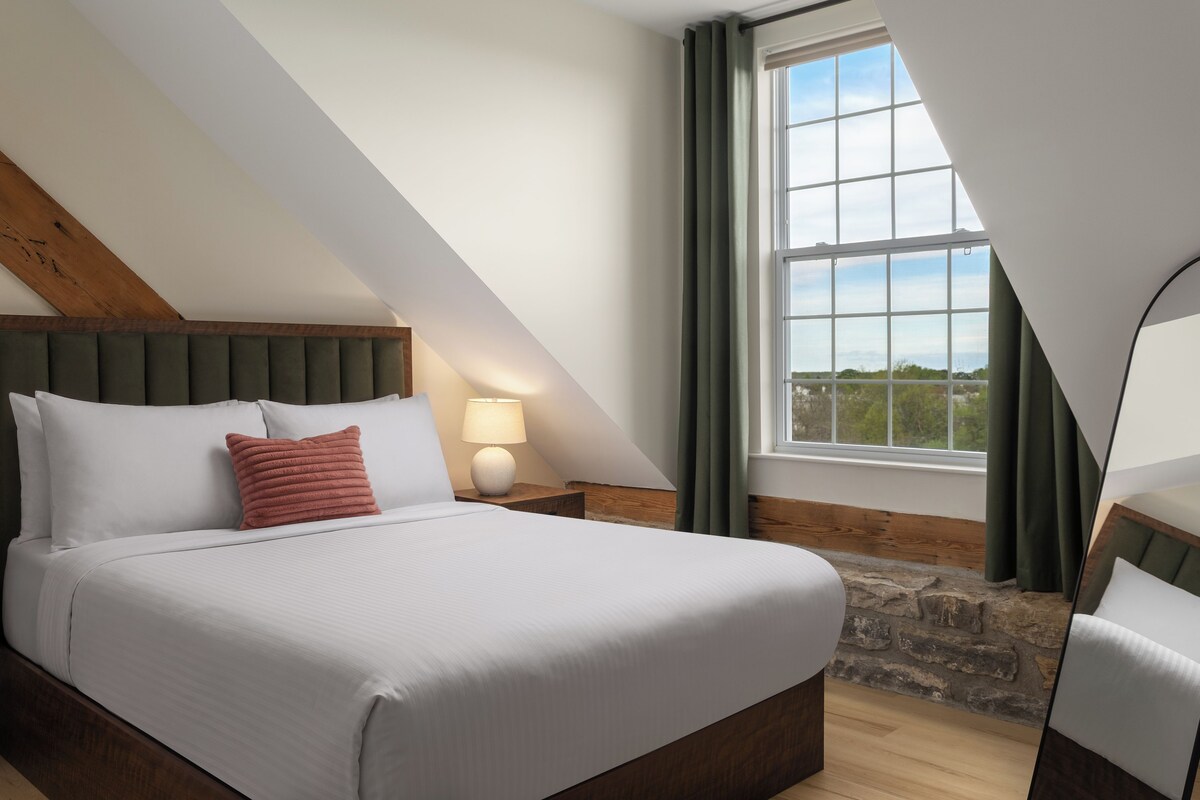 Suite, 1 Queen Bed with Sofa bed | Laptop workspace, WiFi (free), bed sheets