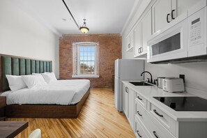 ノートパソコン用作業スペース、WiFi (無料)、ベッドシーツ