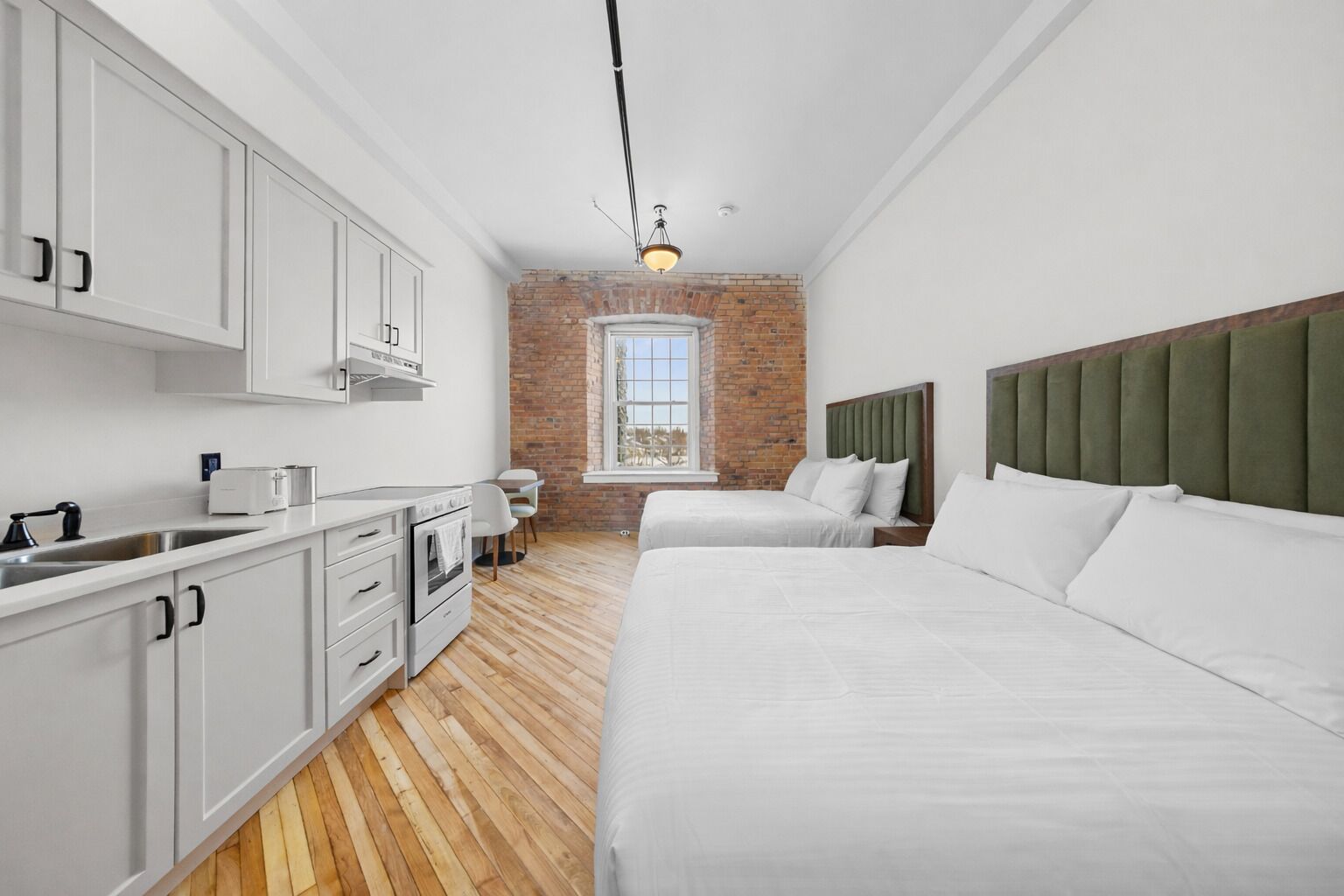 スタジオ クイーンベッド 2 台 | ノートパソコン用作業スペース、WiFi (無料)、ベッドシーツ