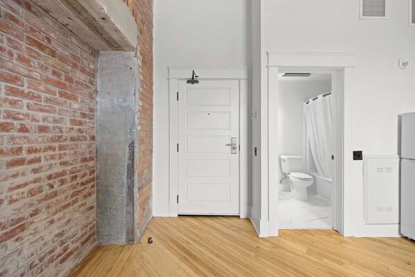 Suíte estúdio, 1 cama Queen, cozinha americana | Espaço de trabalho para notebook, Wi-Fi de cortesia, roupa de cama