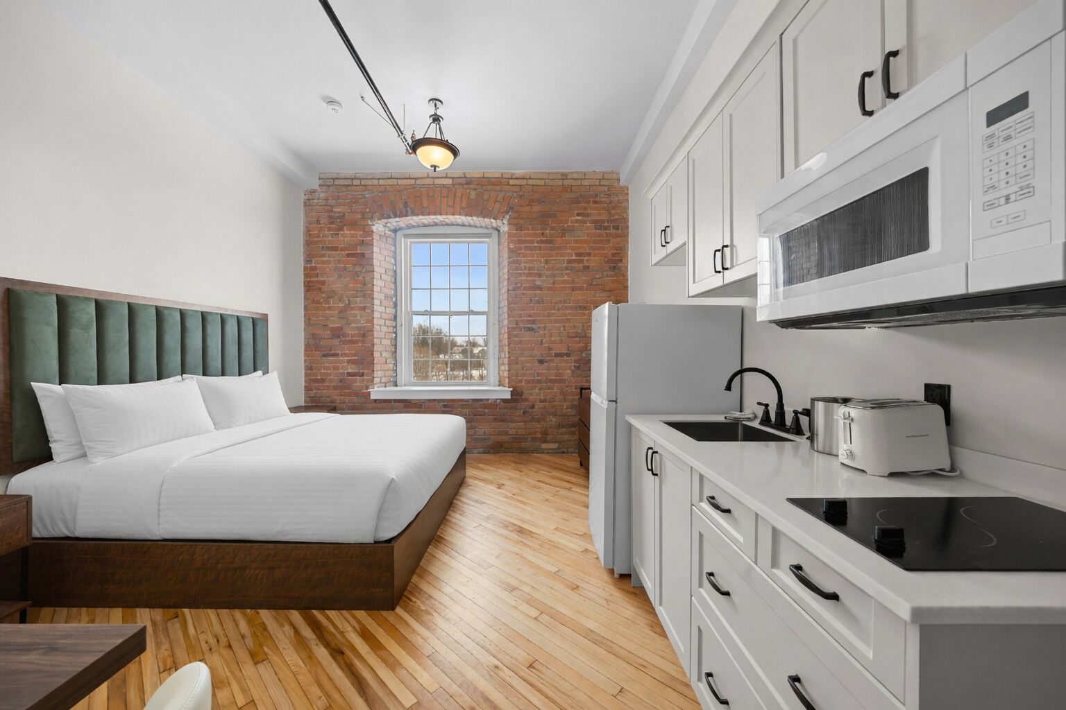 スタジオスイート キングベッド 1 台 簡易キッチン | ノートパソコン用作業スペース、WiFi (無料)、ベッドシーツ