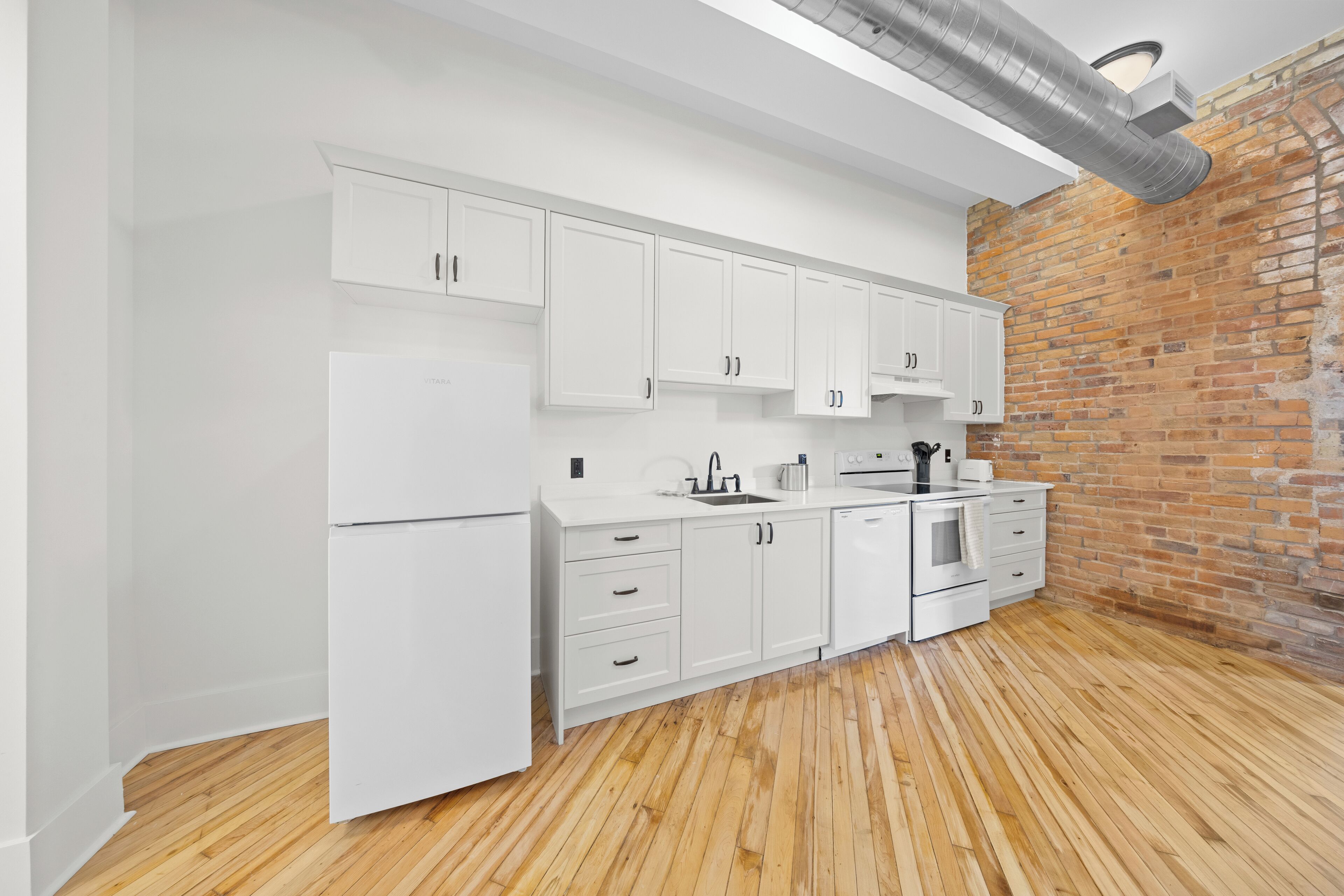 Frigorifero con congelatore, forno, piano cottura, lavastoviglie