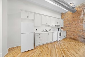 Full-size fridge, oven, stovetop, dishwasher - Tri Century Mill Suites (Carleton Place)