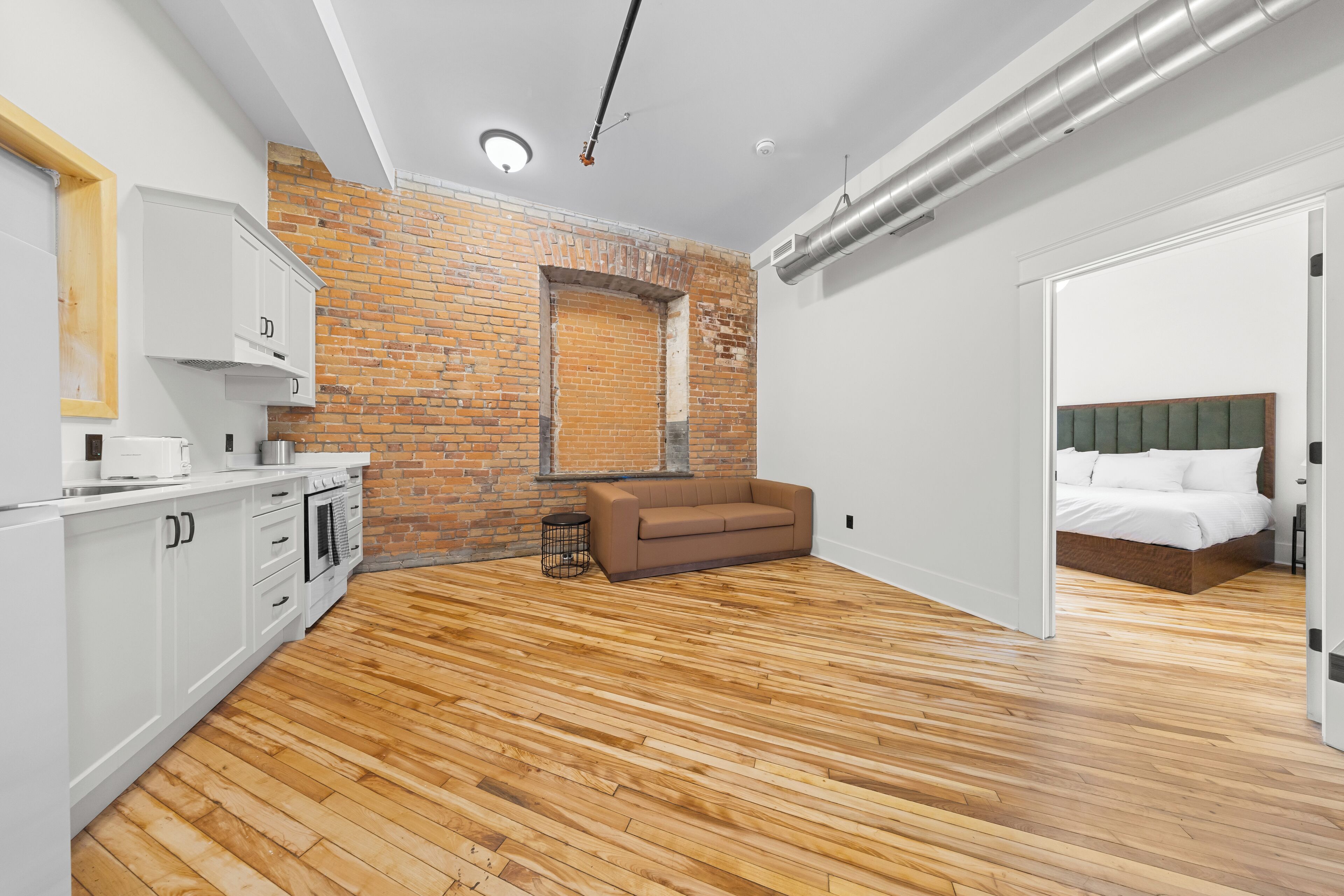 ルーム キングベッド 1 台ソファーベッド付き | ノートパソコン用作業スペース、WiFi (無料)、ベッドシーツ