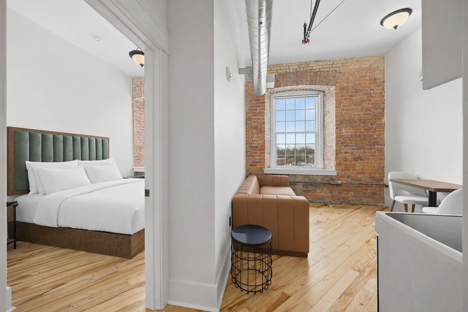 ルーム クイーンベッド 1 台ソファーベッド付き | ノートパソコン用作業スペース、WiFi (無料)、ベッドシーツ