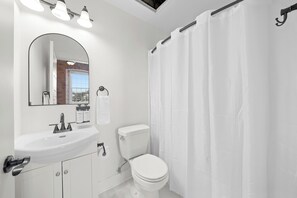 スタジオスイート クイーンベッド 1 台 簡易キッチン | バスルーム | シャワー、ヘアドライヤー、タオル、石鹸