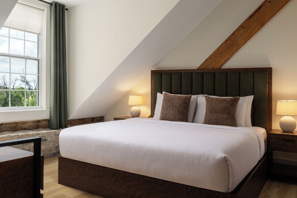 Kamer, 1 kingsize bed met slaapbank | Een laptopwerkplek, gratis wifi, beddengoed