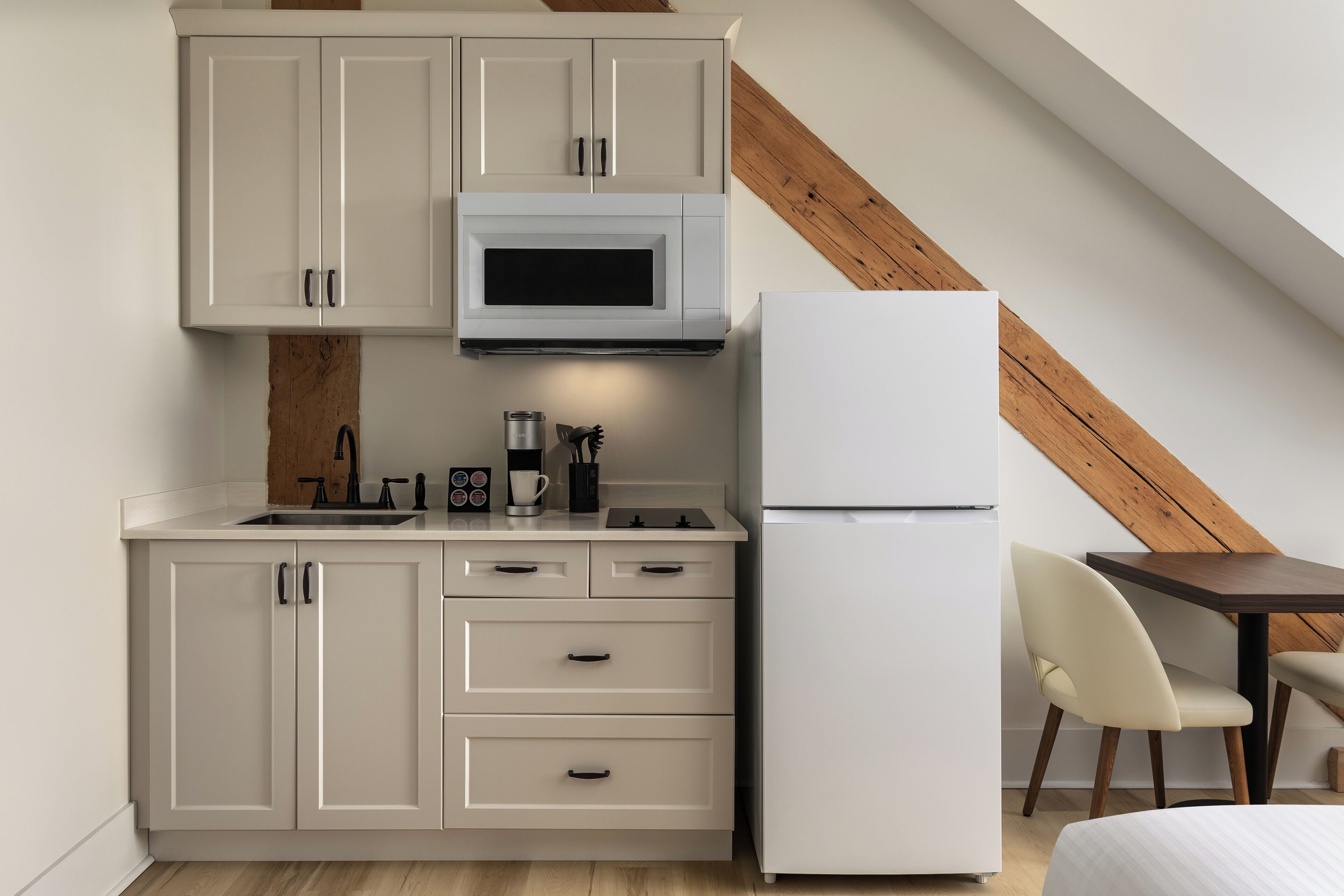 Studio Suite, 1 Queen Bed, Kitchenette | Private kitchen